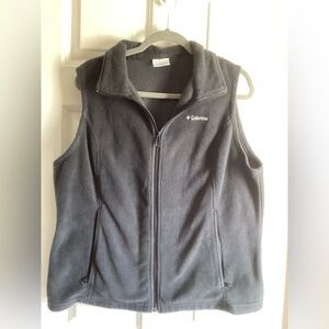 Woman’s black fleece Columbia vest xl